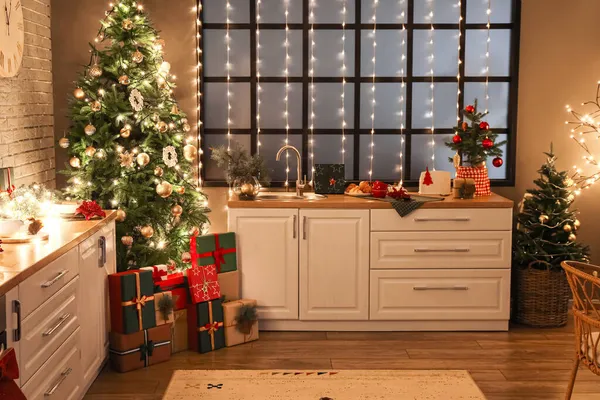 Εσωτερικό Της Σύγχρονης Κουζίνας Όμορφο Χριστουγεννιάτικο Δέντρο Διακόσμηση Κουτιά Δώρων — Φωτογραφία Αρχείου