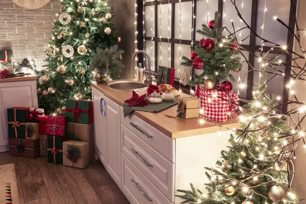 现代厨房配备圣诞装饰 食品和厨房用具的柜台 — 图库照片