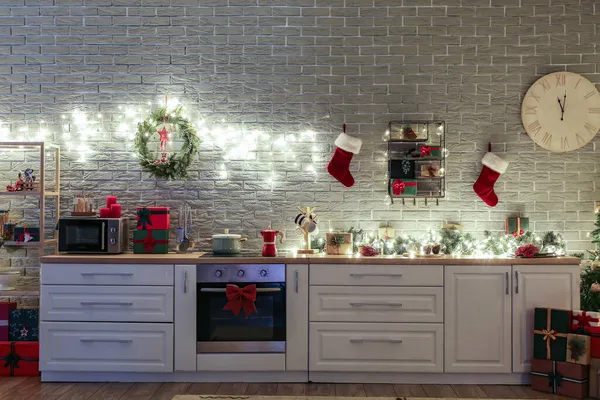 Interior Cozinha Moderna Com Decoração Natal Perto Parede Tijolo — Fotografia de Stock