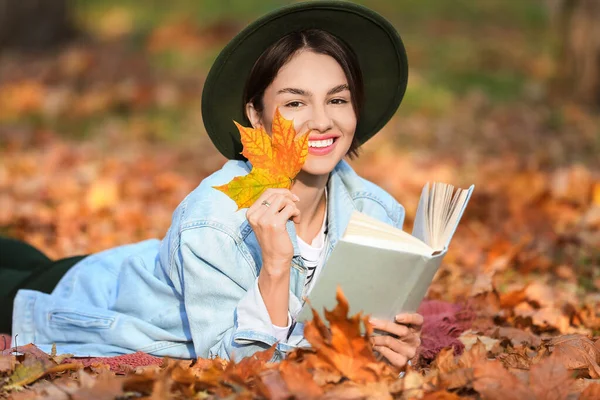 Retrato Mulher Sorridente Com Folha Outono Livro Parque — Fotografia de Stock