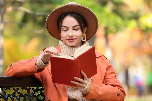 Portrait Beautiful Woman Reading Book Outdoors — Stock Photo, Image