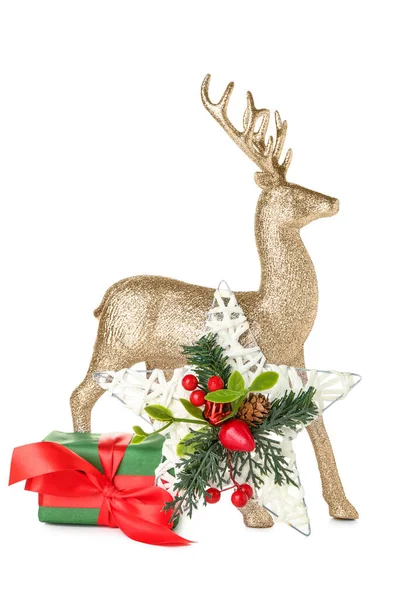 Золотой Олень Рождественским Подарком Декором Белом Фоне — стоковое фото