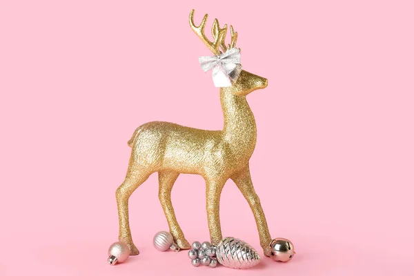 Gouden Rendieren Met Strik Kerstballen Roze Achtergrond — Stockfoto