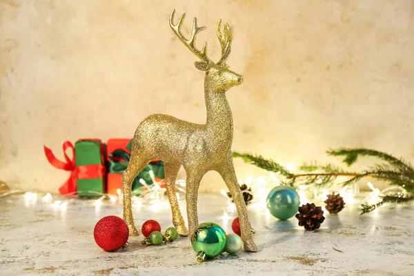 Золотой Олень Рождественским Декором Фоне Гранжа — стоковое фото