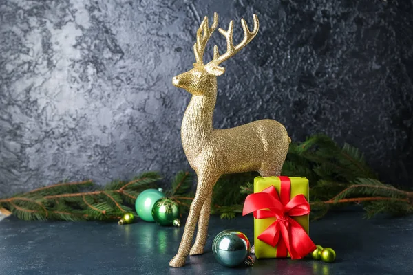 Золотой Олень Рождественским Подарком Шарами Тёмном Фоне — стоковое фото