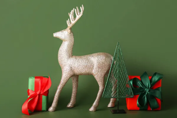 Golden Reindeer Christmas Gifts Green Background — Stock Photo, Image