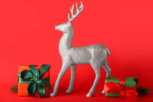 Golden Reindeer Christmas Presents Red Background — Stock Photo, Image