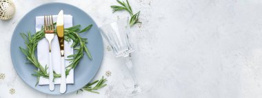 Grunge arkaplanındaki Noel yemeği için güzel masa ayarları ve metin için boşluk