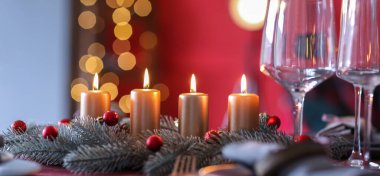 Odada Noel mumları olan güzel bir masa.