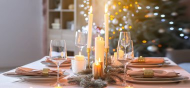 Oturma odasında Noel süslemeleri olan güzel bir masa.