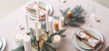 Odada Noel süslemeleri olan güzel bir masa.