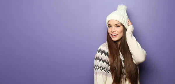 Vacker Ung Kvinna Vinter Kläder Färg Bakgrund Med Utrymme För — Stockfoto
