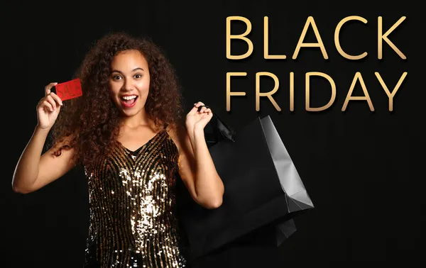Vacker Afroamerikansk Kvinna Med Shoppingväskor Och Kreditkort Mörk Bakgrund Black — Stockfoto