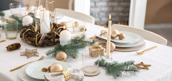 Hermosa Mesa Con Decoraciones Navidad Sala Estar —  Fotos de Stock