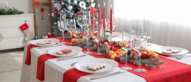 Oturma odasında Noel süslemeleri olan güzel bir masa.