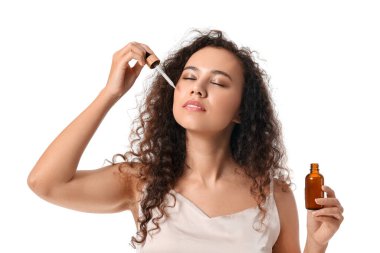 Beyaz arka planda gerekli yağı olan güzel Afro-Amerikalı kadın.