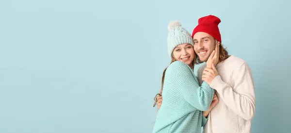 Krásný Mladý Pár Zimním Oblečení Světlém Pozadí Prostorem Pro Text — Stock fotografie