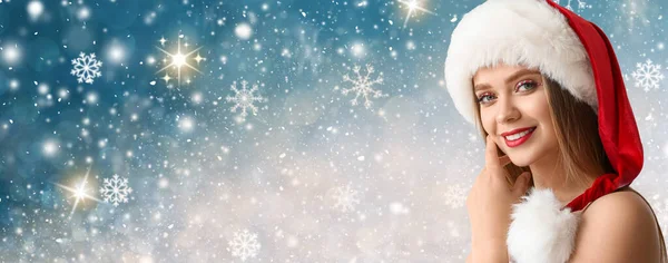 Mooie Jonge Vrouw Santa Hoed Kleur Achtergrond Met Sneeuw Kopieer — Stockfoto