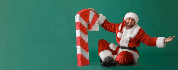 Kerstman Met Suikerriet Pinata Groene Achtergrond Met Ruimte Voor Tekst — Stockfoto