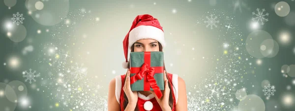 Mooie Jonge Vrouw Santa Claus Kostuum Met Cadeau Kleur Achtergrond — Stockfoto