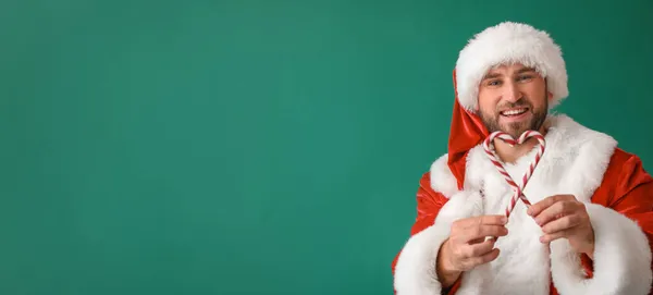 Santa Claus Con Bastones Caramelo Sobre Fondo Verde Con Espacio —  Fotos de Stock