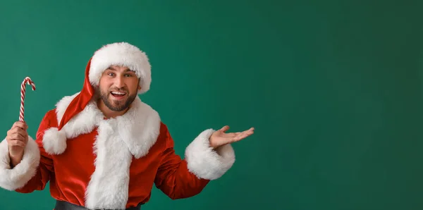 Счастливый Санта Клаус Свежими Тростями Показывающими Зеленом Фоне Пространством Текста — стоковое фото