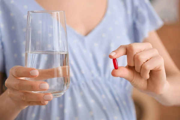 Jonge Zwangere Vrouw Met Pil Water Glas Close — Stockfoto