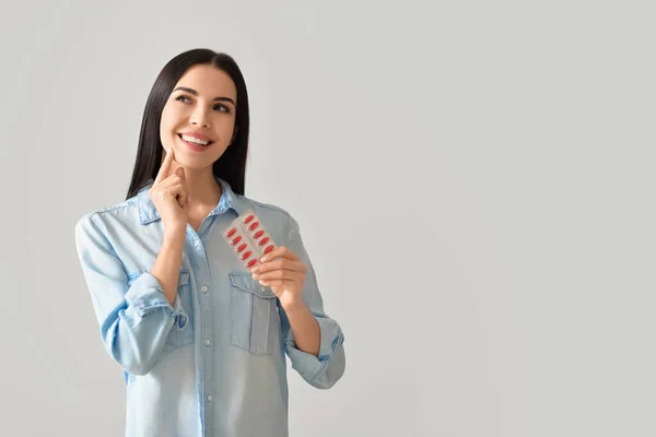 Tänksam Kvinna Med Piller Grå Bakgrund — Stockfoto