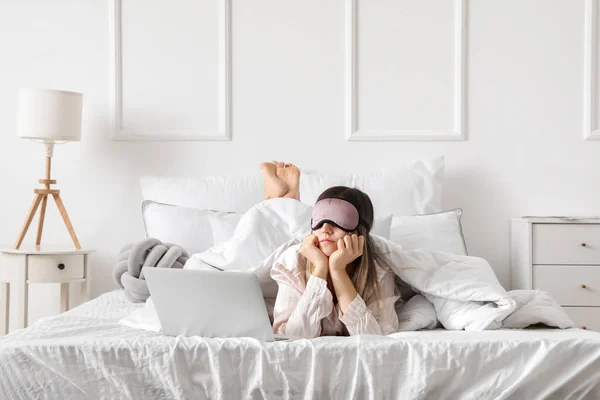Morning Young Woman Sleeping Mask Laptop Lying Bed — Stock Photo, Image