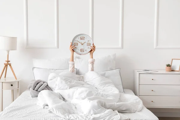 Morning Young Woman Clock Lying Bed — Stock Photo, Image