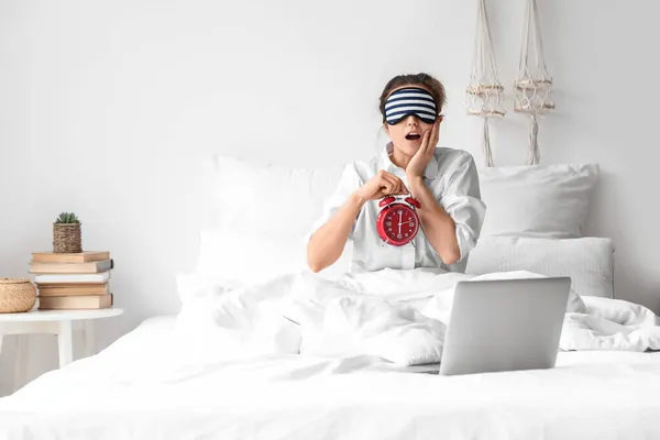 Surprised Woman Sleeping Mask Alarm Clock Laptop Sitting Bed — Stock Photo, Image