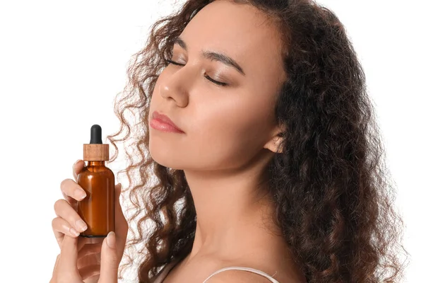 Vacker Afroamerikansk Kvinna Med Kosmetisk Produkt Flaska Vit Bakgrund — Stockfoto