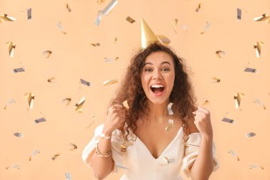 Mutlu Afro-Amerikalı kadın renk geçmişine rağmen doğum gününü kutluyor