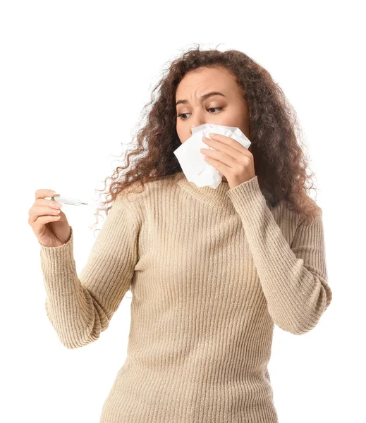 Wanita Afrika Amerika Sakit Dengan Flu Mengukur Suhu Tubuhnya Pada — Stok Foto