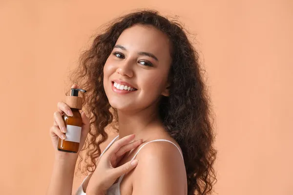 Vacker Afroamerikansk Kvinna Med Kosmetisk Produkt Flaska Färg Bakgrund — Stockfoto