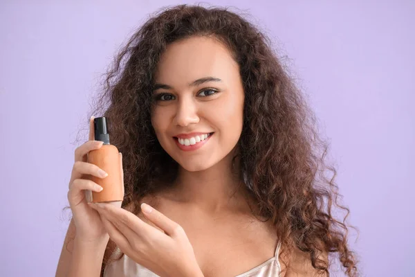 Hermosa Mujer Afroamericana Con Producto Cosmético Botella Sobre Fondo Color — Foto de Stock