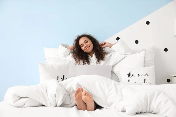 Morning Happy Young Woman Laptop Sitting Bed — Stock Photo, Image