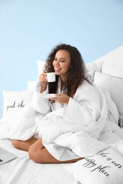 Poranek Młodej Kobiety Pijącej Kawę Łóżku — Zdjęcie stockowe