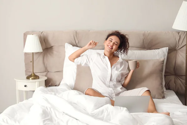 Ochtend Van Jonge Vrouw Met Kopje Thee Laptop Bed — Stockfoto