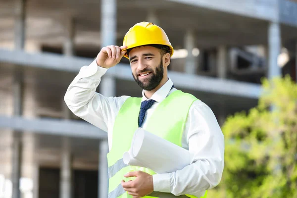 Travailleur Construction Hardhat Avec Des Plans Maison Extérieur — Photo