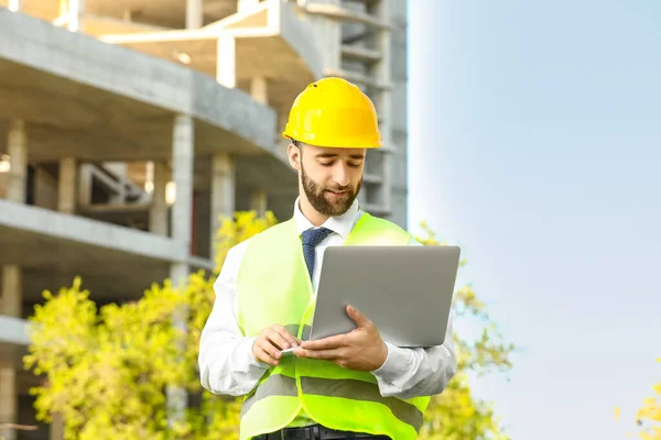 Trabajador Construcción Utilizando Ordenador Portátil Aire Libre —  Fotos de Stock