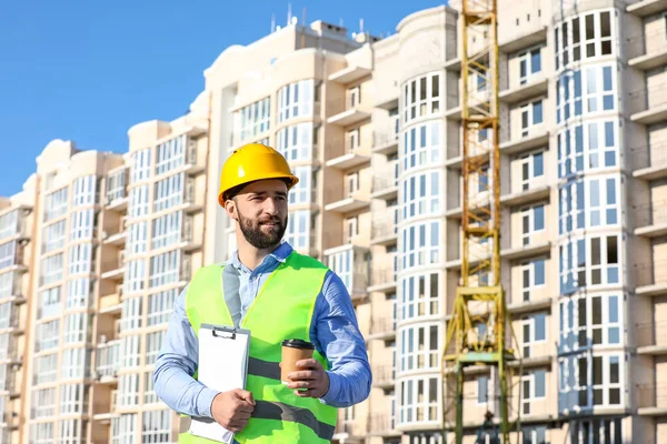 Trabajador Construcción Con Portapapeles Taza Café Aire Libre —  Fotos de Stock