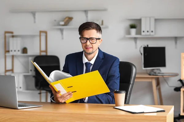 Geschäftsmann Arbeitet Amt Mit Dokumenten — Stockfoto