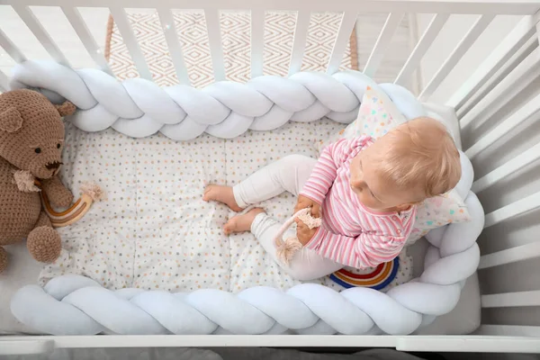 可爱的小宝宝 婴儿床里有玩具 — 图库照片