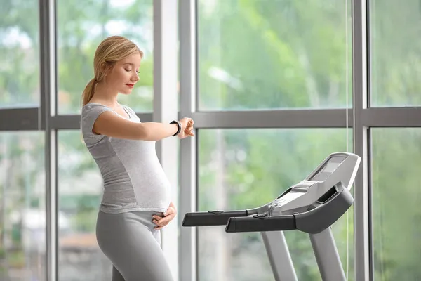 Young Pregnant Woman Looking Smartwatch Gym — Stock Photo, Image