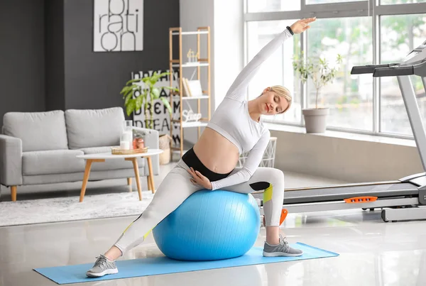 Jovem Grávida Treinando Com Fitball Casa — Fotografia de Stock