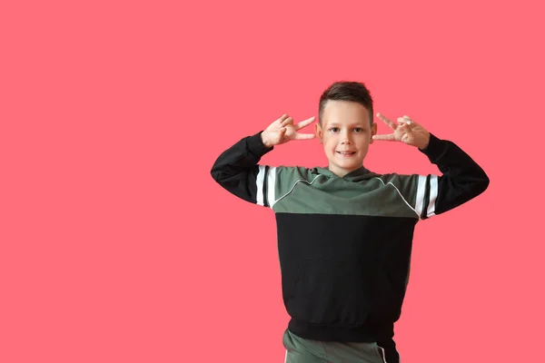 Dansande Liten Pojke Färg Bakgrund — Stockfoto