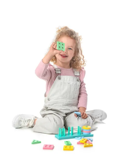 Bonito Bebê Menina Brincando Com Brinquedos Fundo Branco — Fotografia de Stock