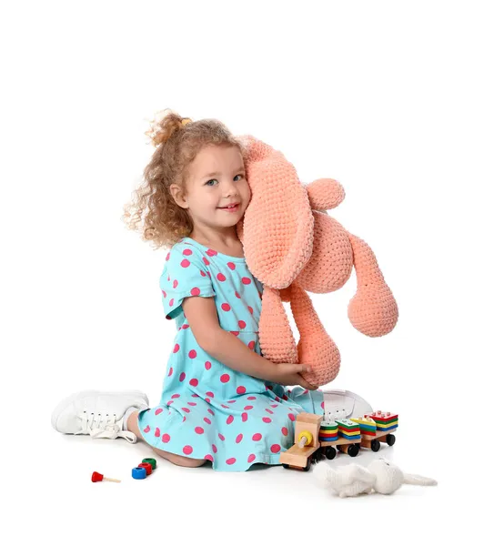 可爱的女婴玩白色背景的玩具 — 图库照片