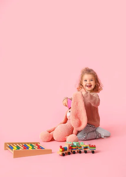 Schattig Baby Meisje Met Speelgoed Kleur Achtergrond — Stockfoto